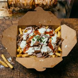 Dönerbox mit Pommes — Foto