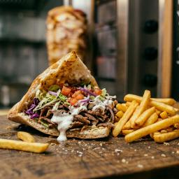 Kebab im Fladenbrot mit Pommes — Foto