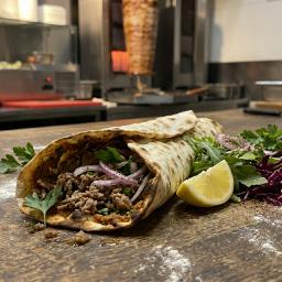 Lahmacun mit Hackfleischdrehspieß — Foto