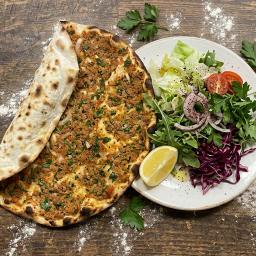 Lahmacun mit Salat — Foto