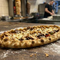 Pide mit Kebapfleisch und Käse — Foto
