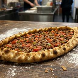 Pide mit Hackfleisch — Foto
