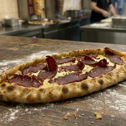 Pide mit Pastirma und Käse — Foto