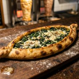 Pide mit Spinat und Käse — Foto